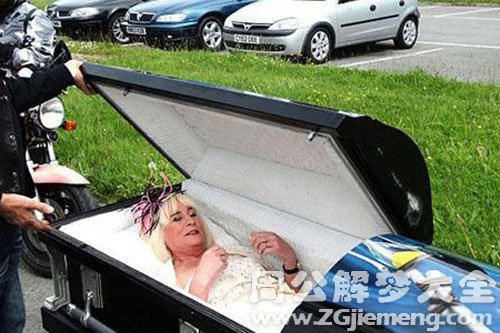 【梦见母亲躺在棺材里】